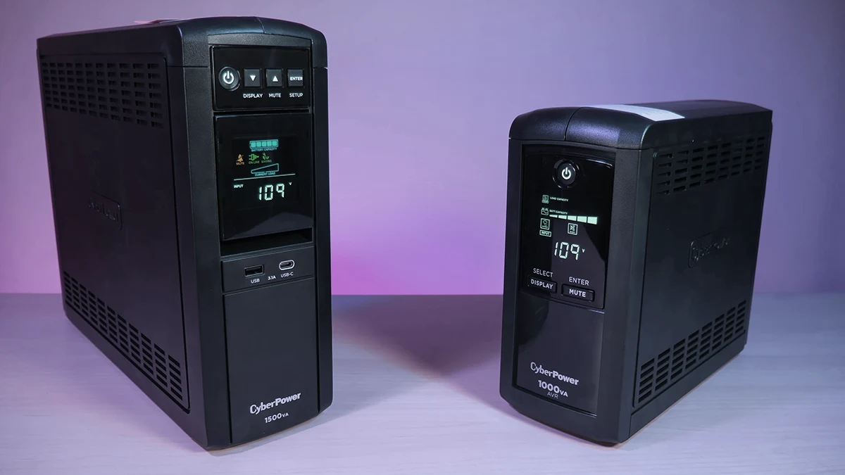 Dois nobreaks, um de 1500VA e outro de 1000VA, ideais para proteção de PCs gamer e nobreak para geladeira