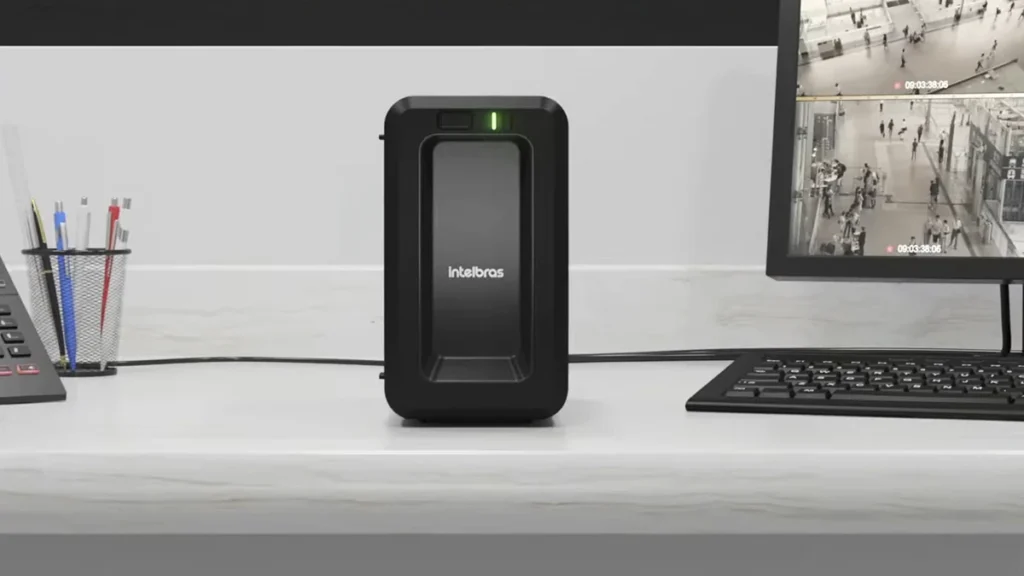 Nobreak interativo monofásico Intelbras para proteção de equipamentos eletrônicos.