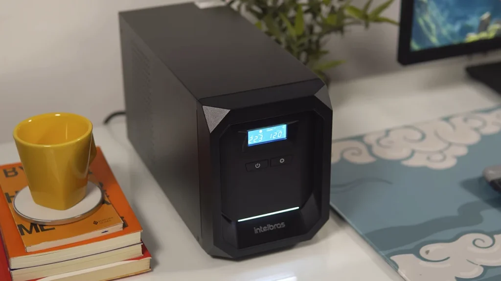 Nobreak Senoidal Intelbras com design moderno e alta eficiência energética.