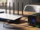Roteador conectado a um nobreak para garantir internet mesmo em quedas de energia